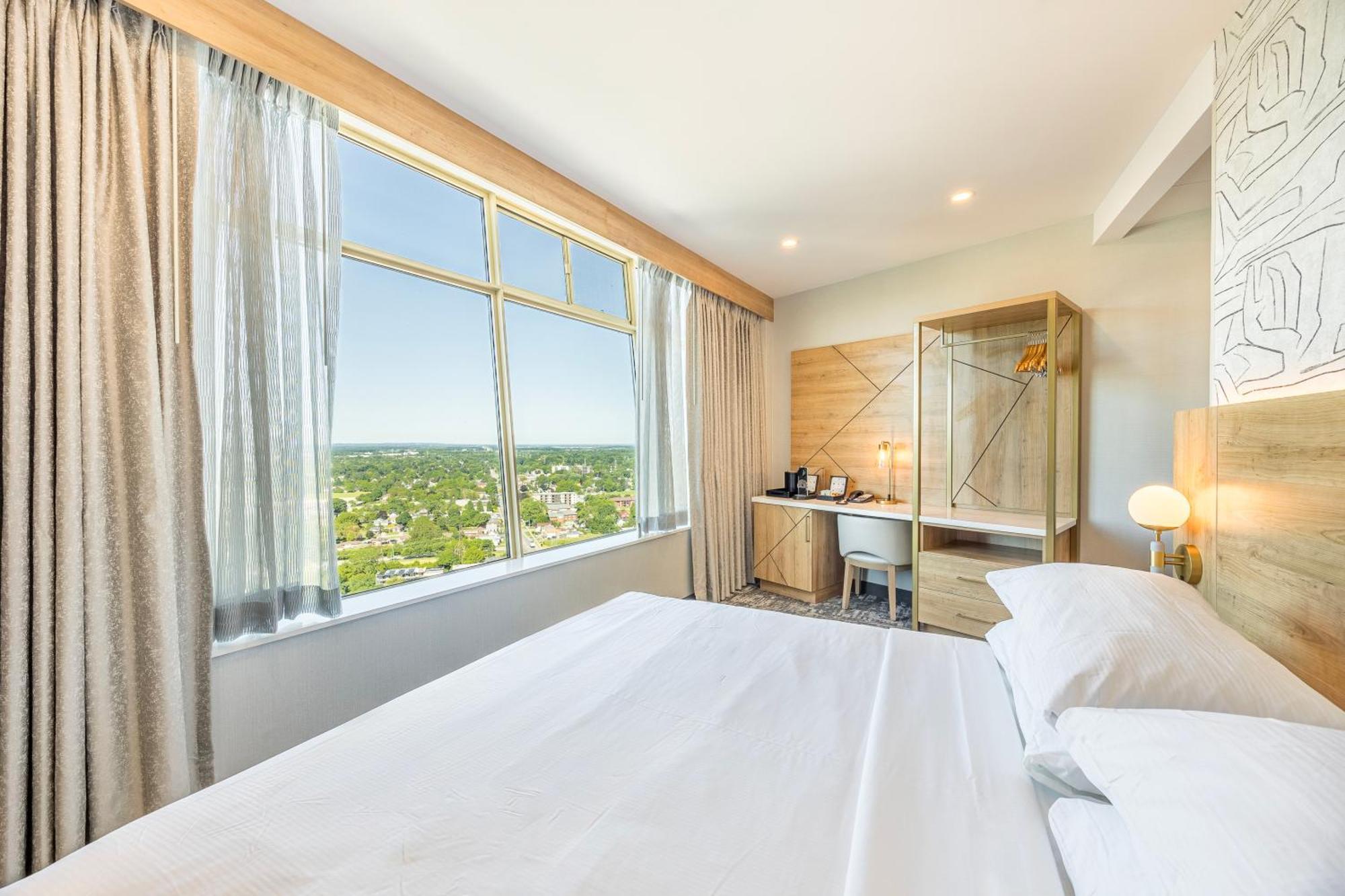 Hotel Tower At Fallsview